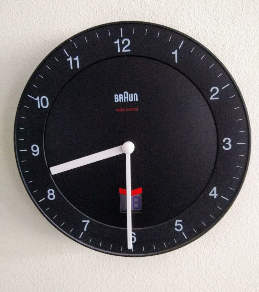 eine Uhr, die halb neun zeigt